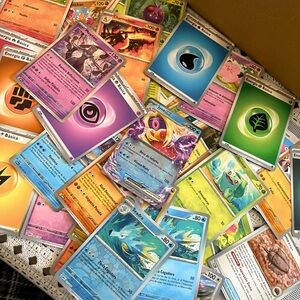 Stack of random Pokemon cards (in Spanish)